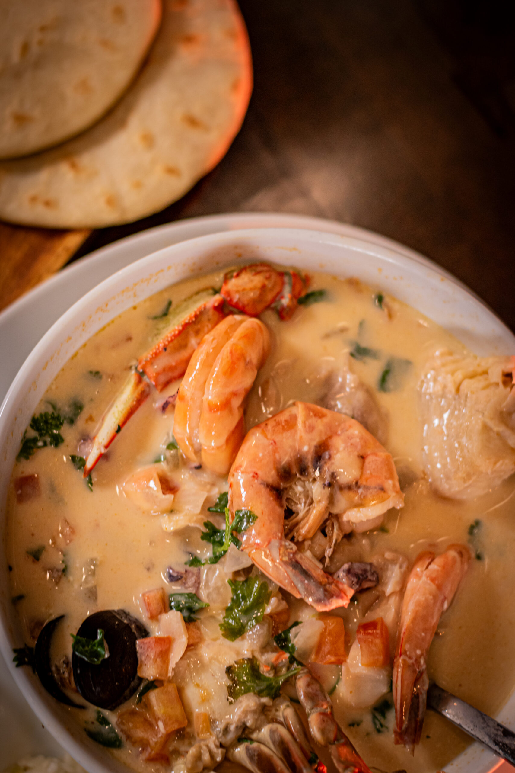 Sopa de mariscos salvadoreña con camarones y cangrejo