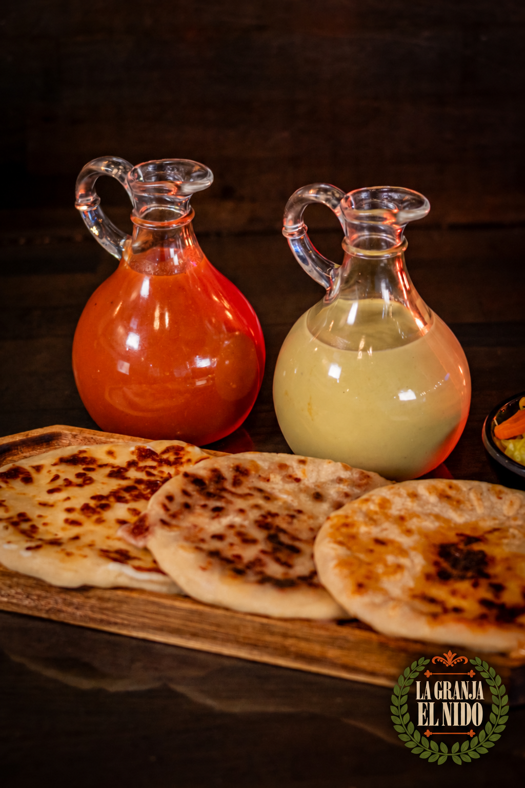 Pupusas salvadoreñas con salsa roja y salsa de crema
